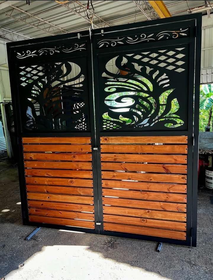 Equipo instalando reja metálica